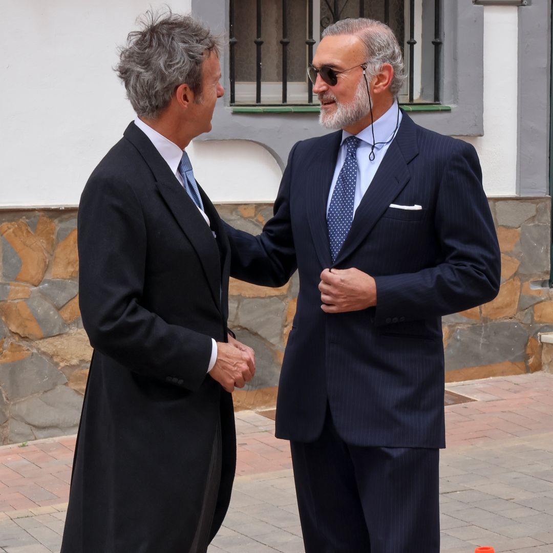 Javier Fitz-James, charlando con Joaquín Güell a las puertas de la Iglesia