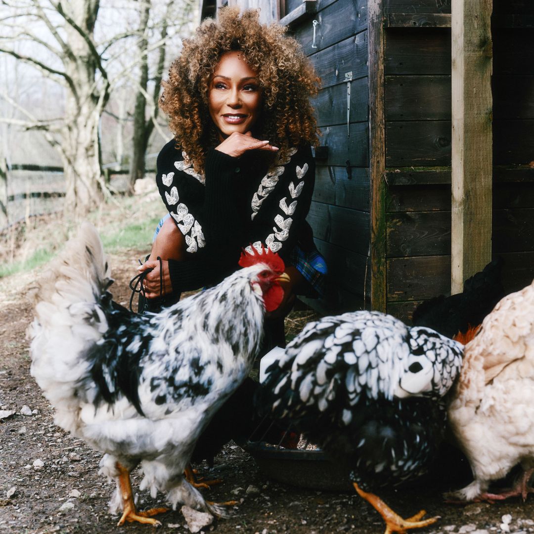 Mel B junto a sus animales de su granja familiar