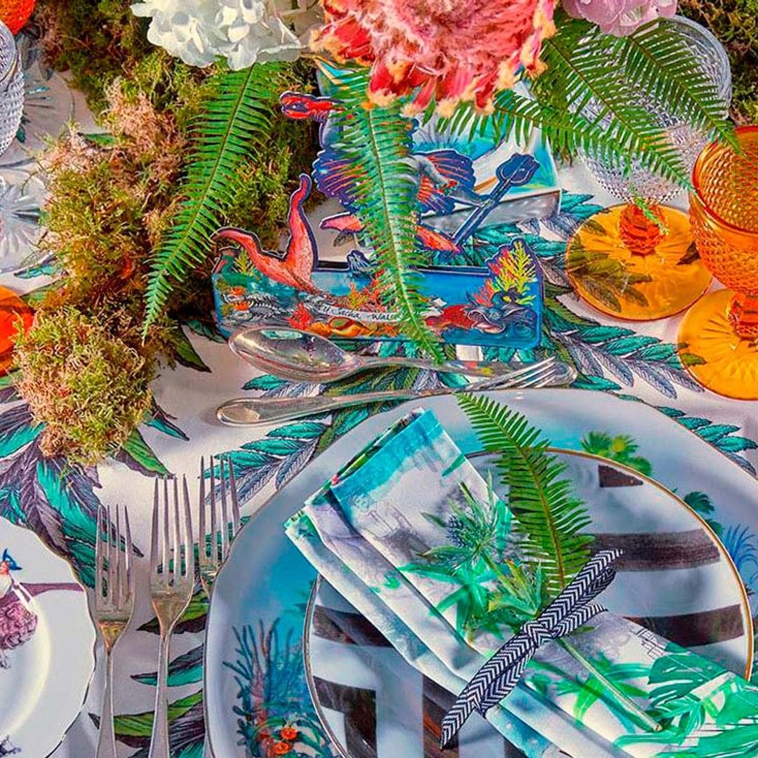 Descubre por qué las copas y los vasos de cristal de colores arrasan en las mesas de verano