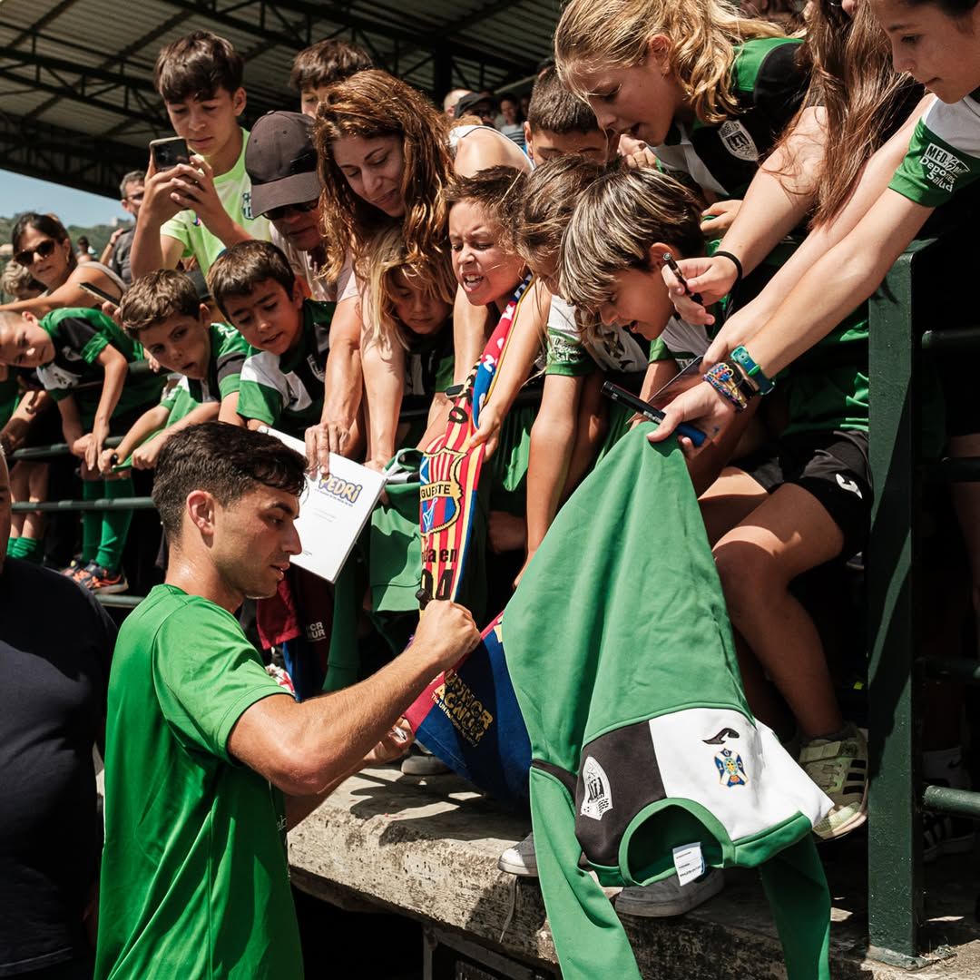 Pedri firmando a los aficionados de Tegueste, Tenerife