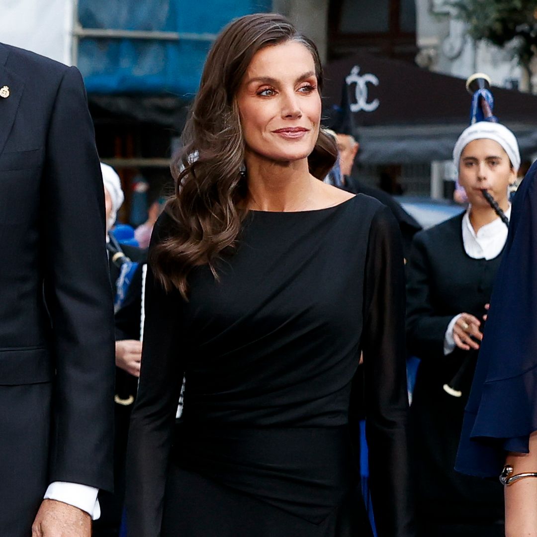 La reina Letizia firma su propio protocolo con un vestido negro que es pura sofisticación y un bolso dorado al estilo Máxima de Holanda
