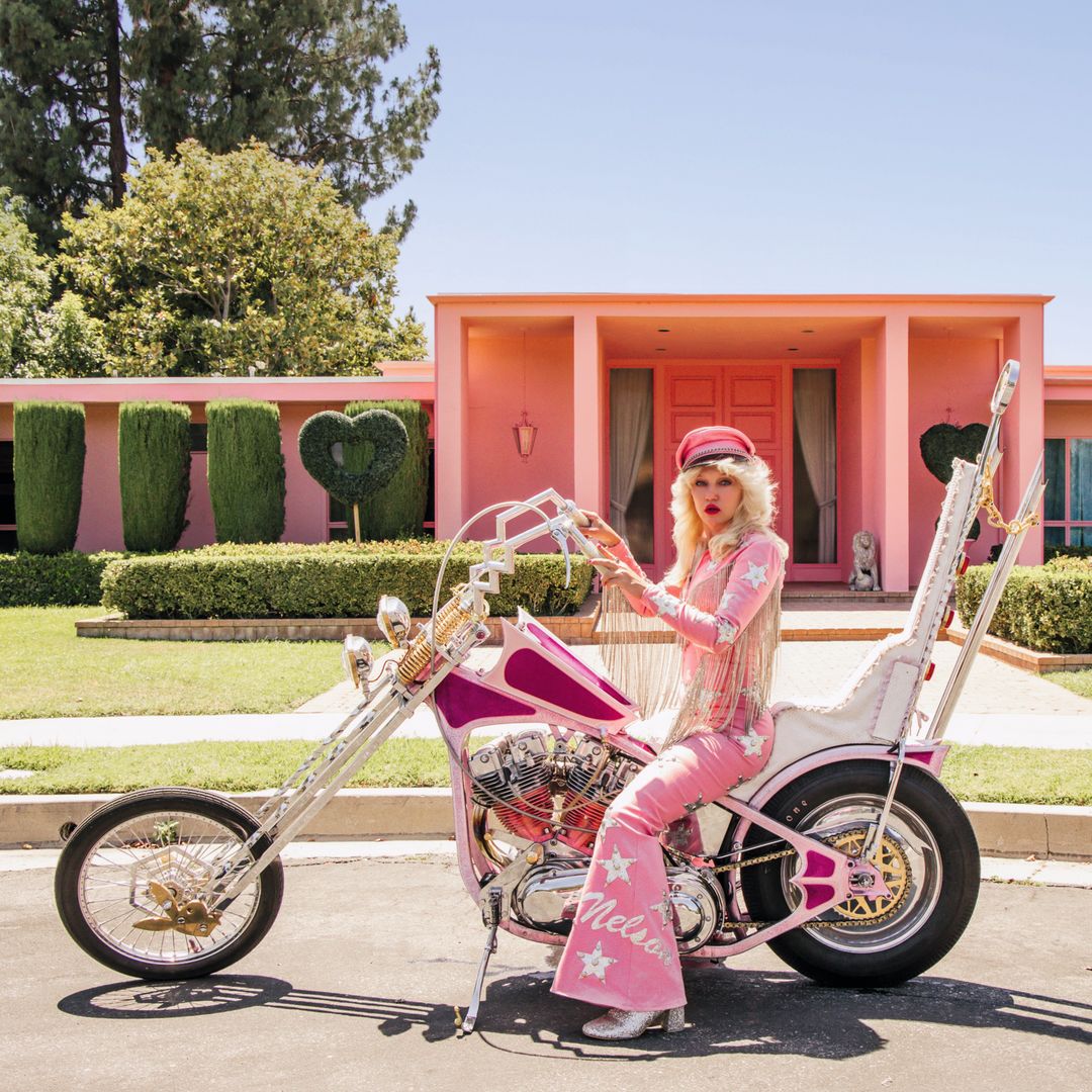 Entramos en la fabulosa casa rosa de la fotógrafa Jamie Nelson en Los Ángeles: una cama circular giratoria, un gimnasio estilo retro y un baño inspirado en la legendaria Jayne Mansfield