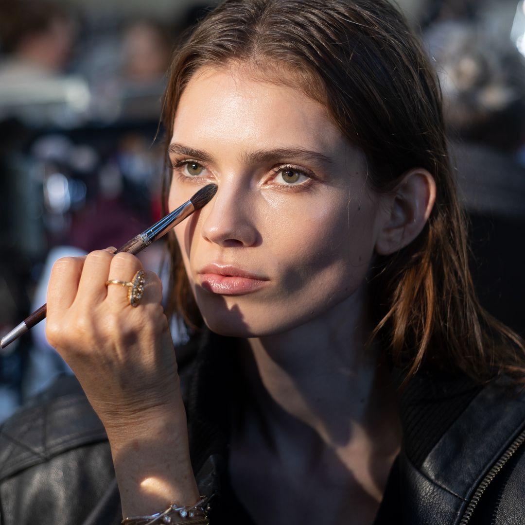 Maquillaje en 5 pasos para ojos juntos: natural, fácil y muy luminoso