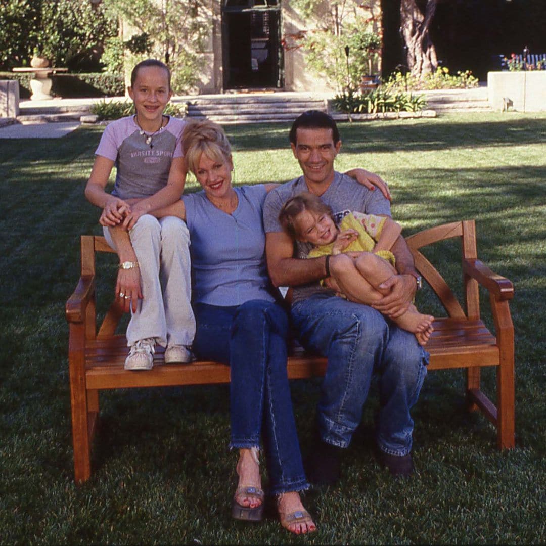 Stella con  Melanie Griffith y Antonio Banderas en la casa de Los Ángeles en 2001