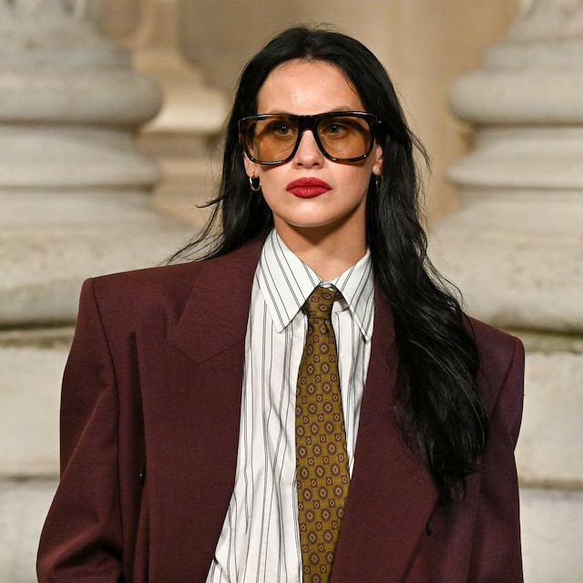 Milena Smit en el desfile de Saint Laurent Alta Costura París P/V 2025