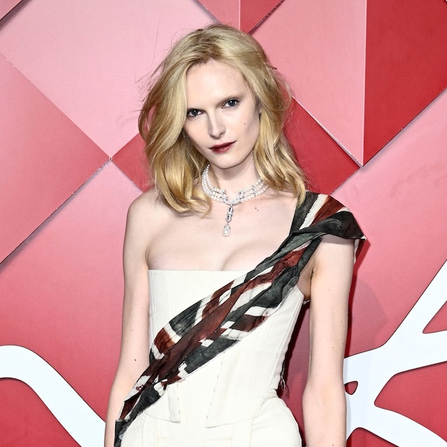 Alex Consani en los Fashion Awards 2024 con vestido encorsetado