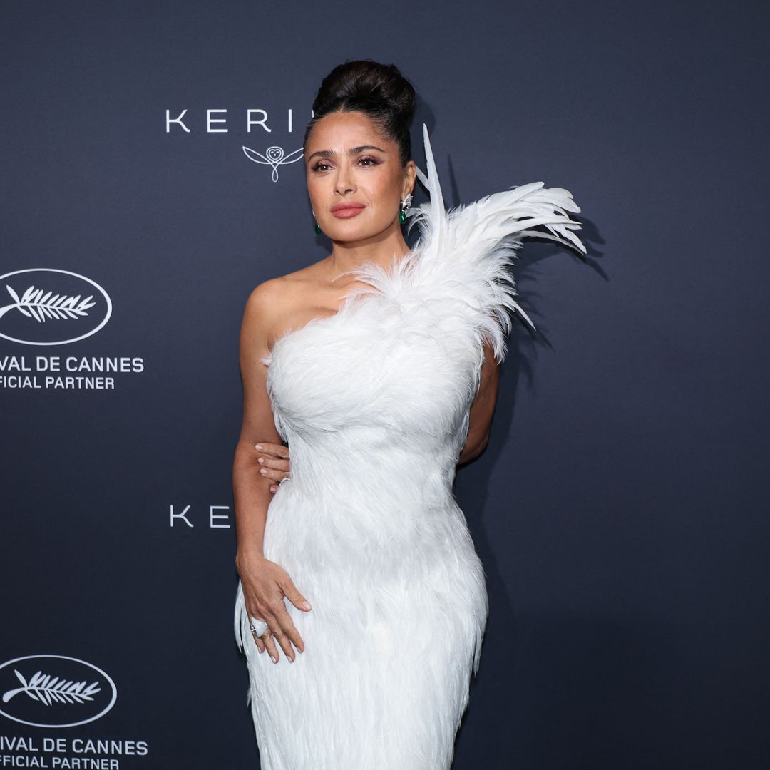 Salma Hayek se une al furor por las plumas en su aparición por Cannes