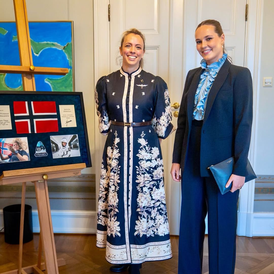 La princesa Ingrid, ahora en solitario, recibe a la primera mujer austronauta de Noruega, que le hace un simbólico regalo