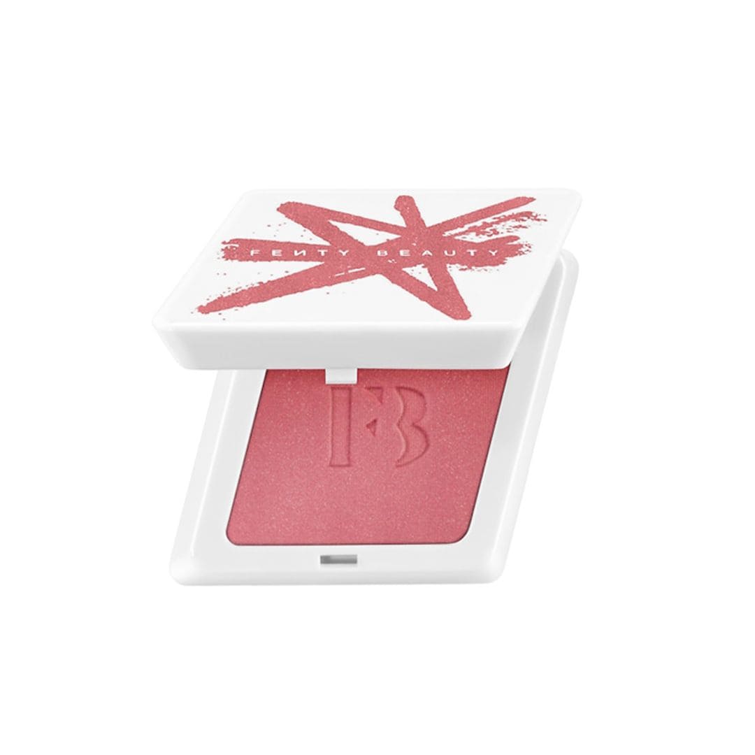 Fenty Cheeks, de Fenty Beauty (28 euros), es un colorete en polvo de acabado luminoso, intenso, muy fácil de difuminar y de duración extrema que además resiste intacto al agua o la humedad. 