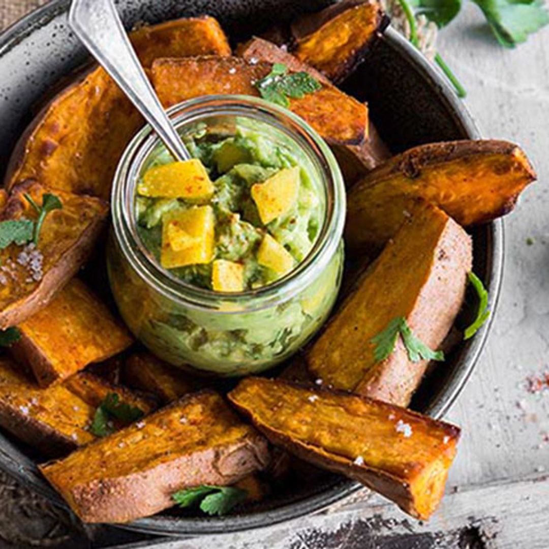 Humus de aguacate y mango con batata asada