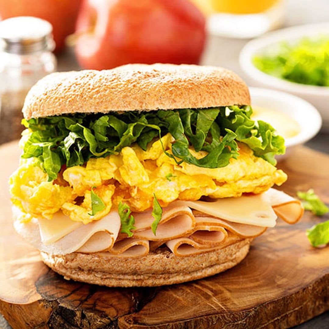 Sándwich de huevos revueltos y pavo