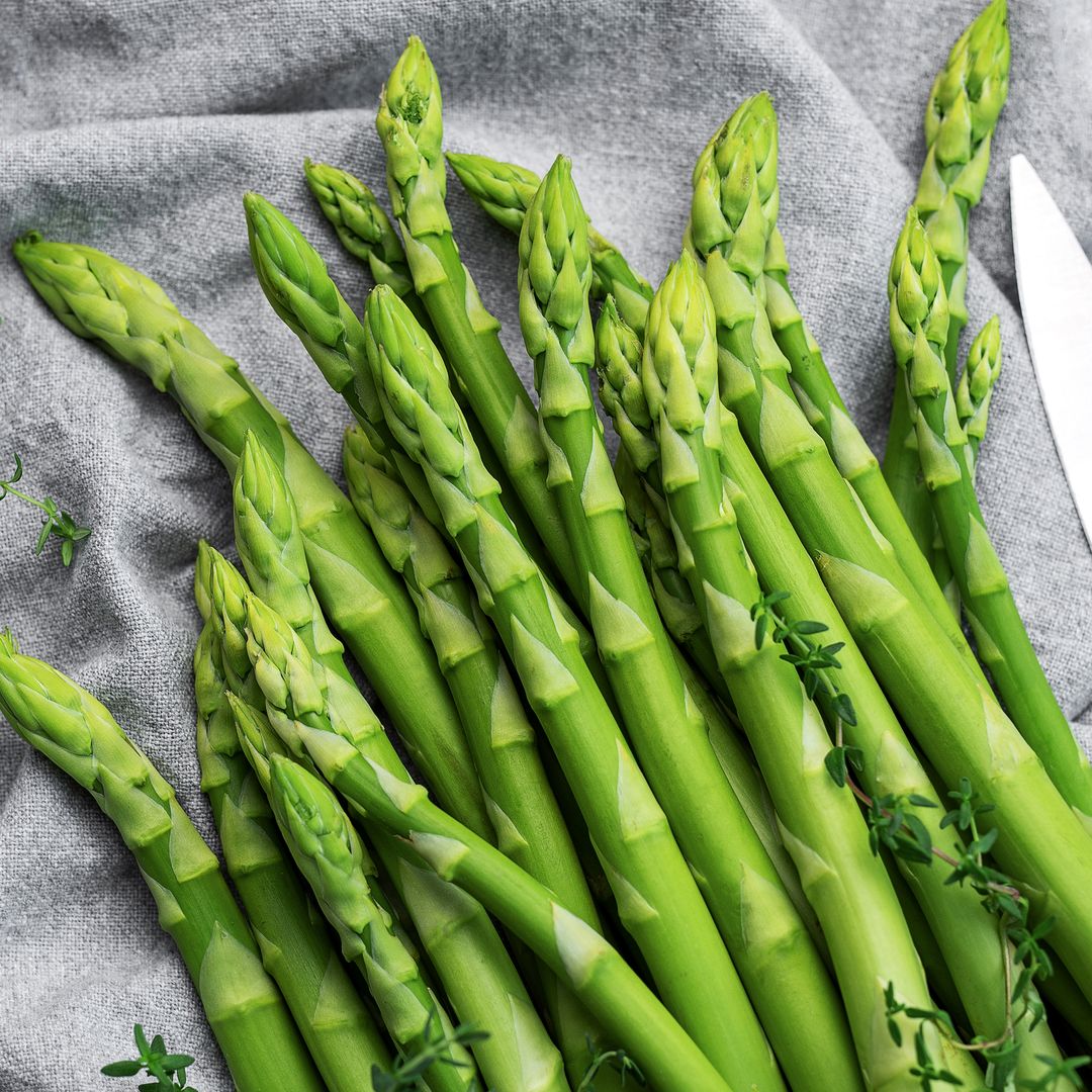 Espárragos verdes y trigueros: diferencias, propiedades y recetas para aprovecharlos al máximo