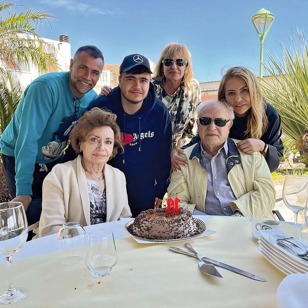 Cristina Tárrega reflexiones con "¡HOLA!" tras un problema de salud y una celebración doble: 25 años de amor y un "sí, quiero" renovado
