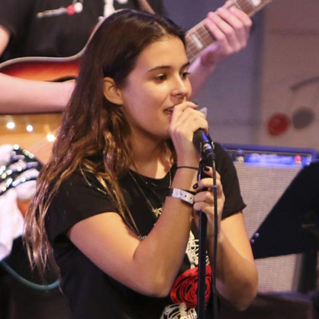 Dora Postigo sigue las huellas musicales de su madre, Bimba Bosé