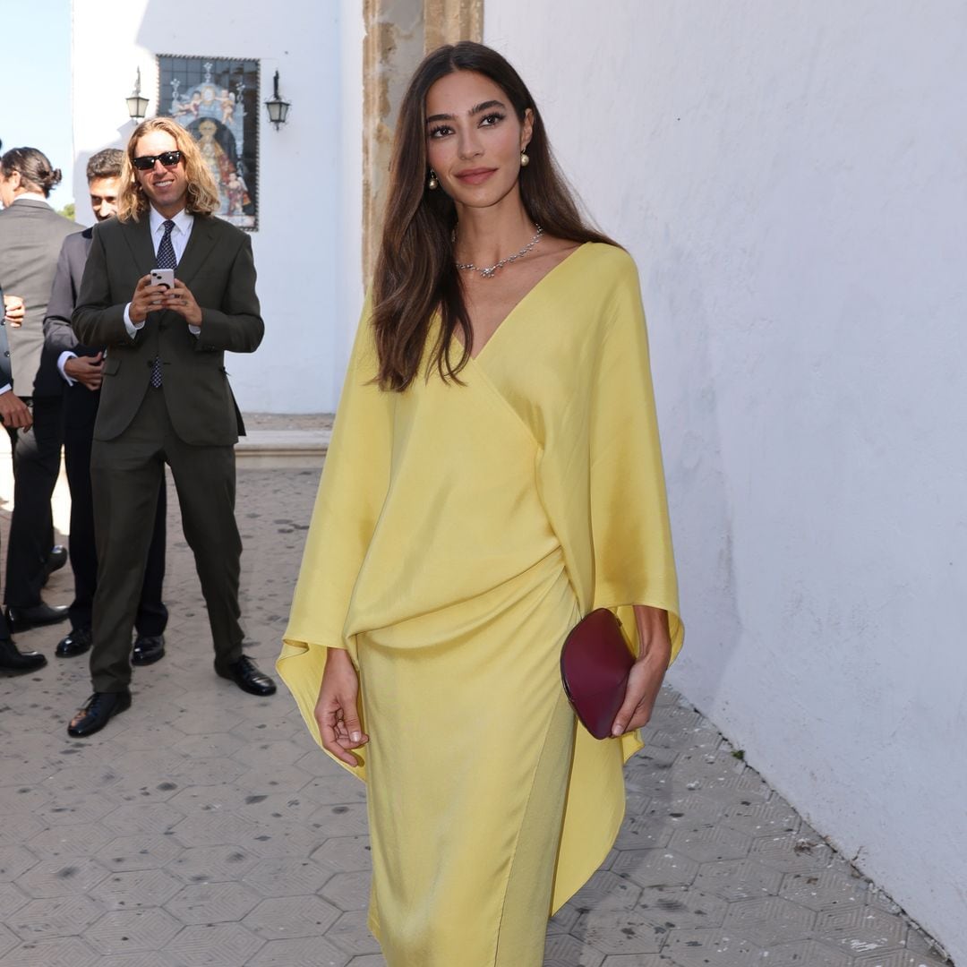 Rocío Crusset desafía a la suerte en la boda de su hermano: elige un vestido color amarillo de inspiración oriental