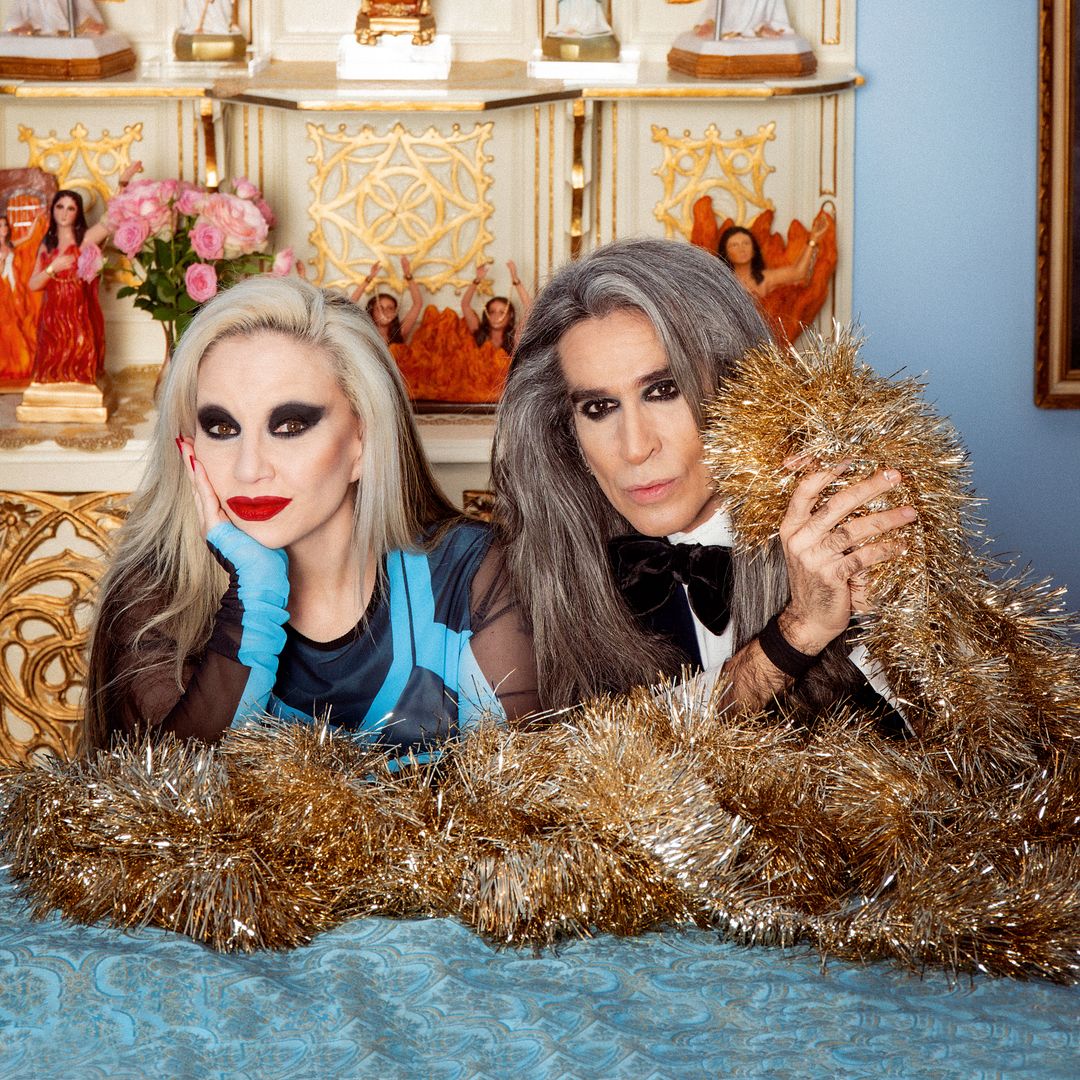 Alaska y Mario celebran con ¡HOLA! su 25 aniversario de boda y nos hablan de su 'milagro' antes de Navidad