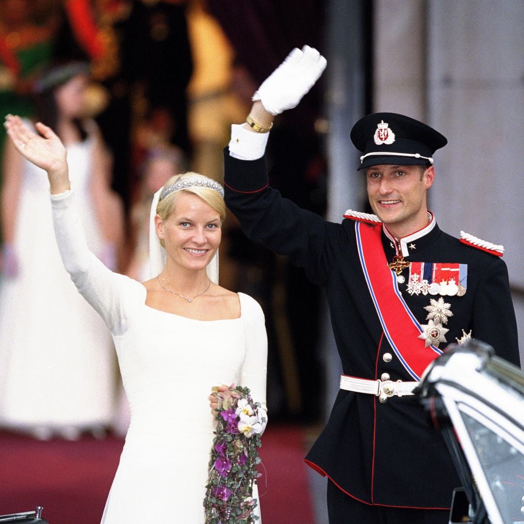 Así lució Mette Marit en su boda hace 24 años: vestido de novia en homenaje al príncipe Haakon y tiara con 23 margaritas