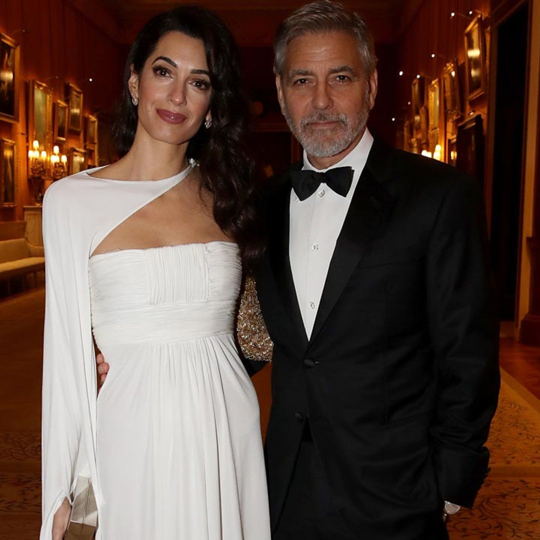 El vestido con capa que eligió Amal Clooney para su cita en Buckingham Palace
