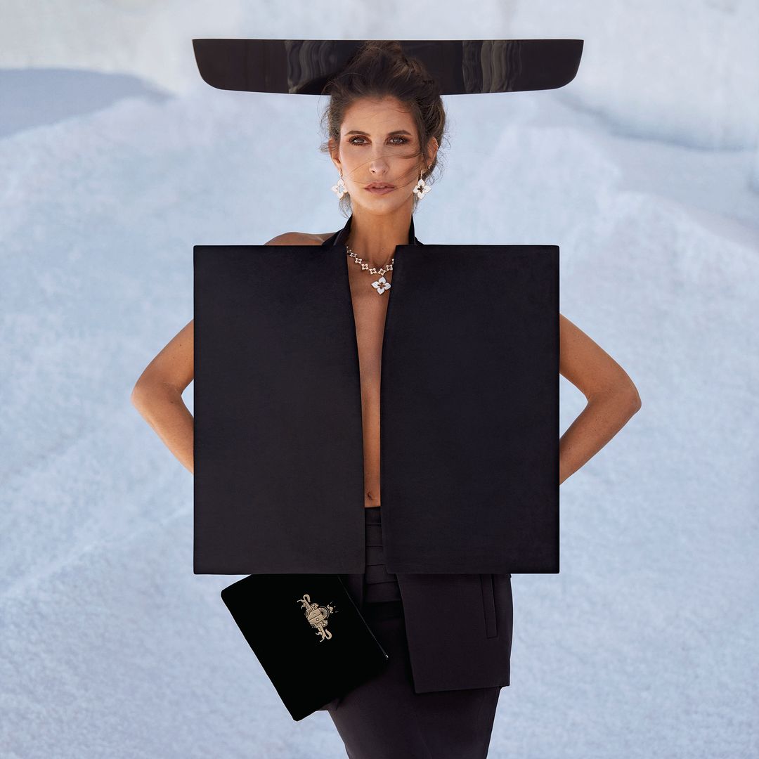 TALENTO Y PASIÓN
En esta imagen, la diseñadora y empresaria posa con traje y tocado, de Stéphane Rolland; bolso tipo clutch, de su firma, IQ Collection, y joyas de Roberto Coin.
