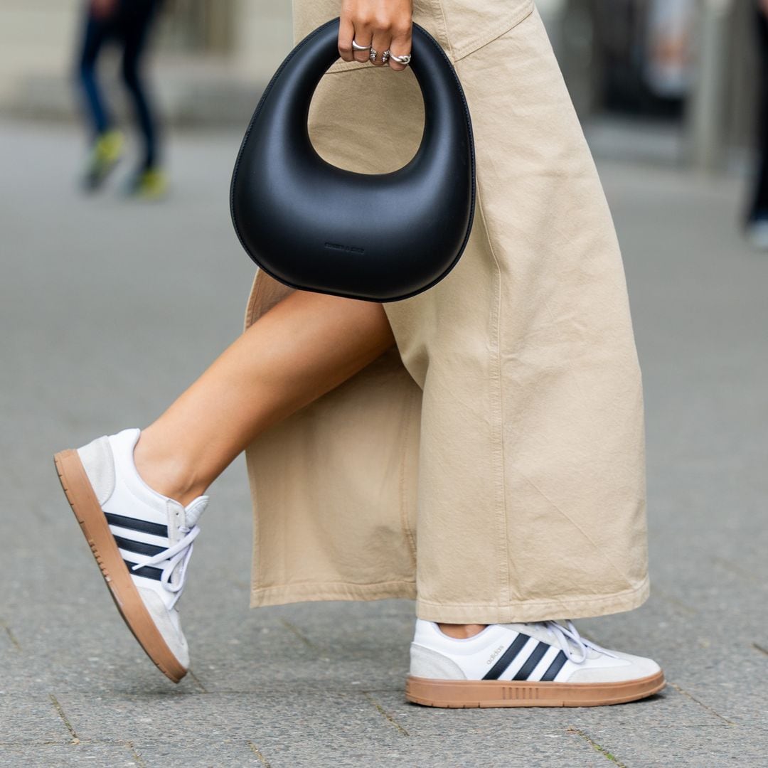 Tenemos las zapatillas blancas de mujer más versátiles y cómodas de la primavera