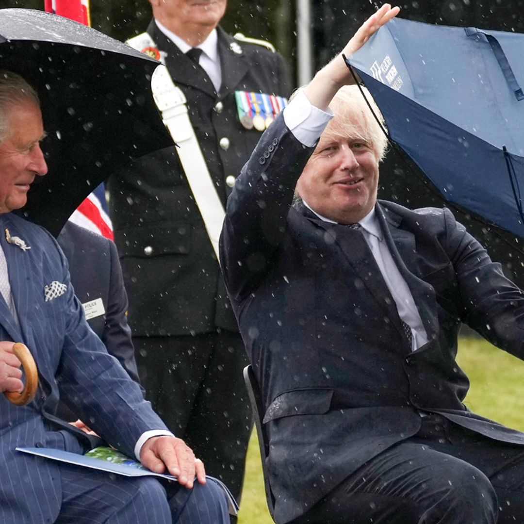 ¡Ni el príncipe Carlos aguantó la risa! El incidente de Boris Johnson con un paraguas digno de una película cómica