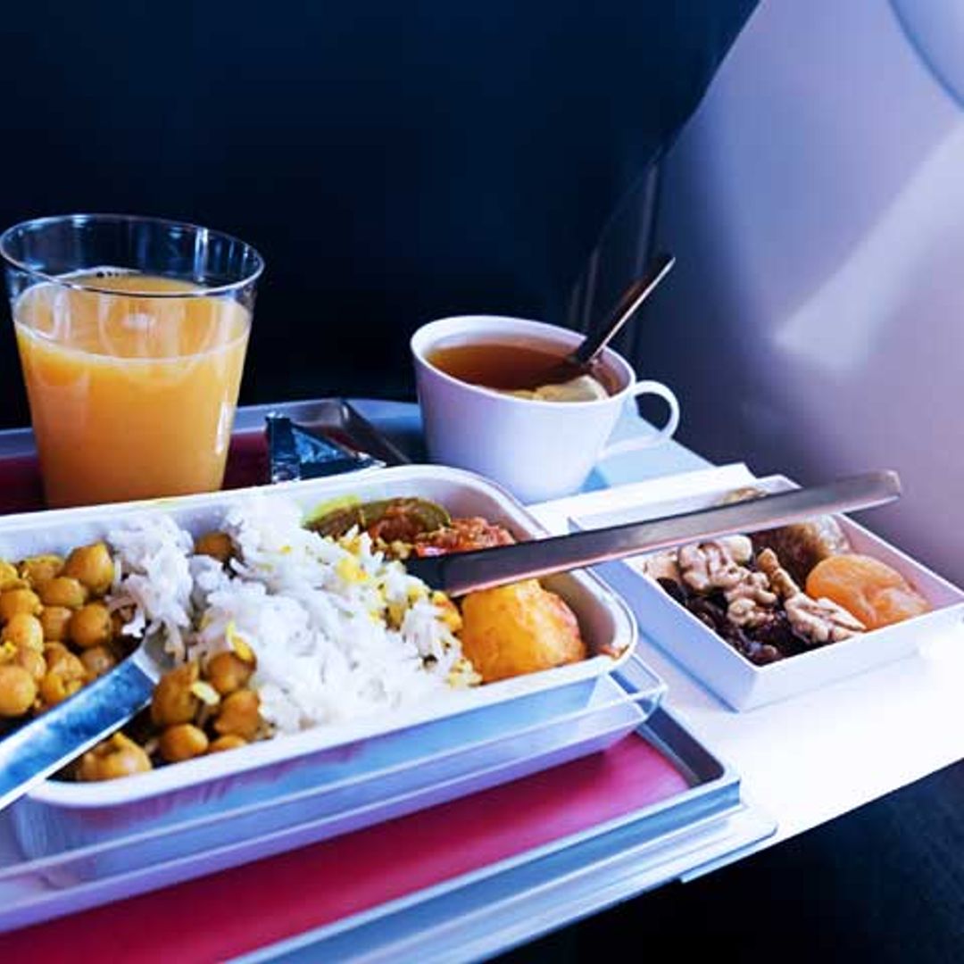 Por qué la comida que se sirve en los aviones sabe diferente