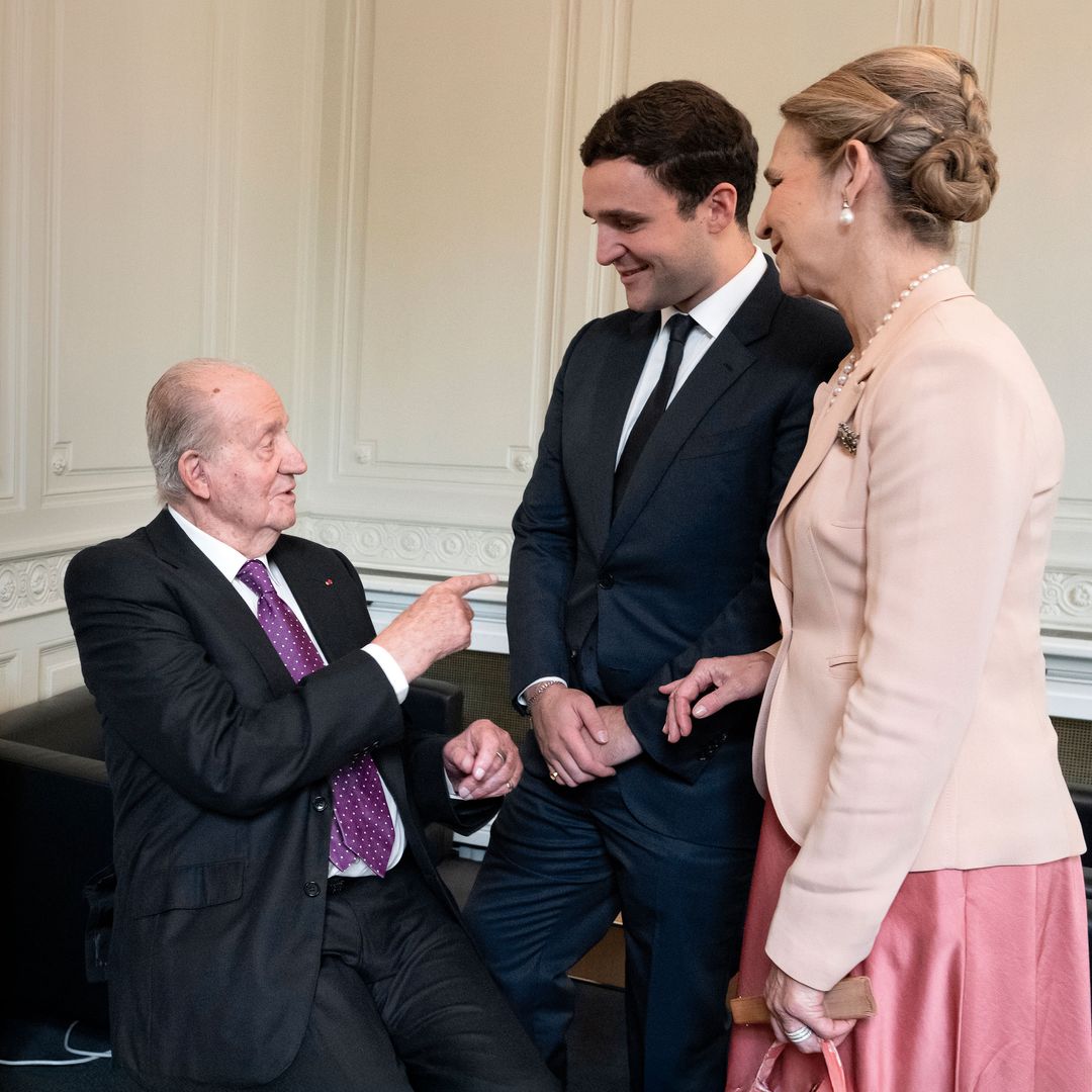 El rey Juan Carlos rodeado por su familia, incluida su hija Elena y Froilán