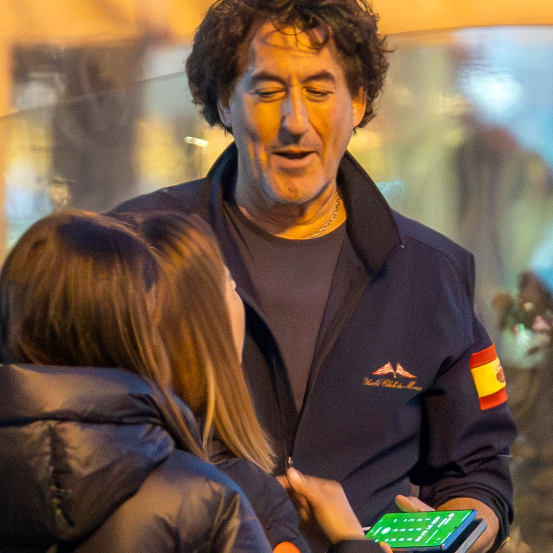 EXCLUSIVA. Álvaro de Marichalar 'se cuela' en una despedida de soltera: las fotos de su noche más loca en un autobús disco rosa