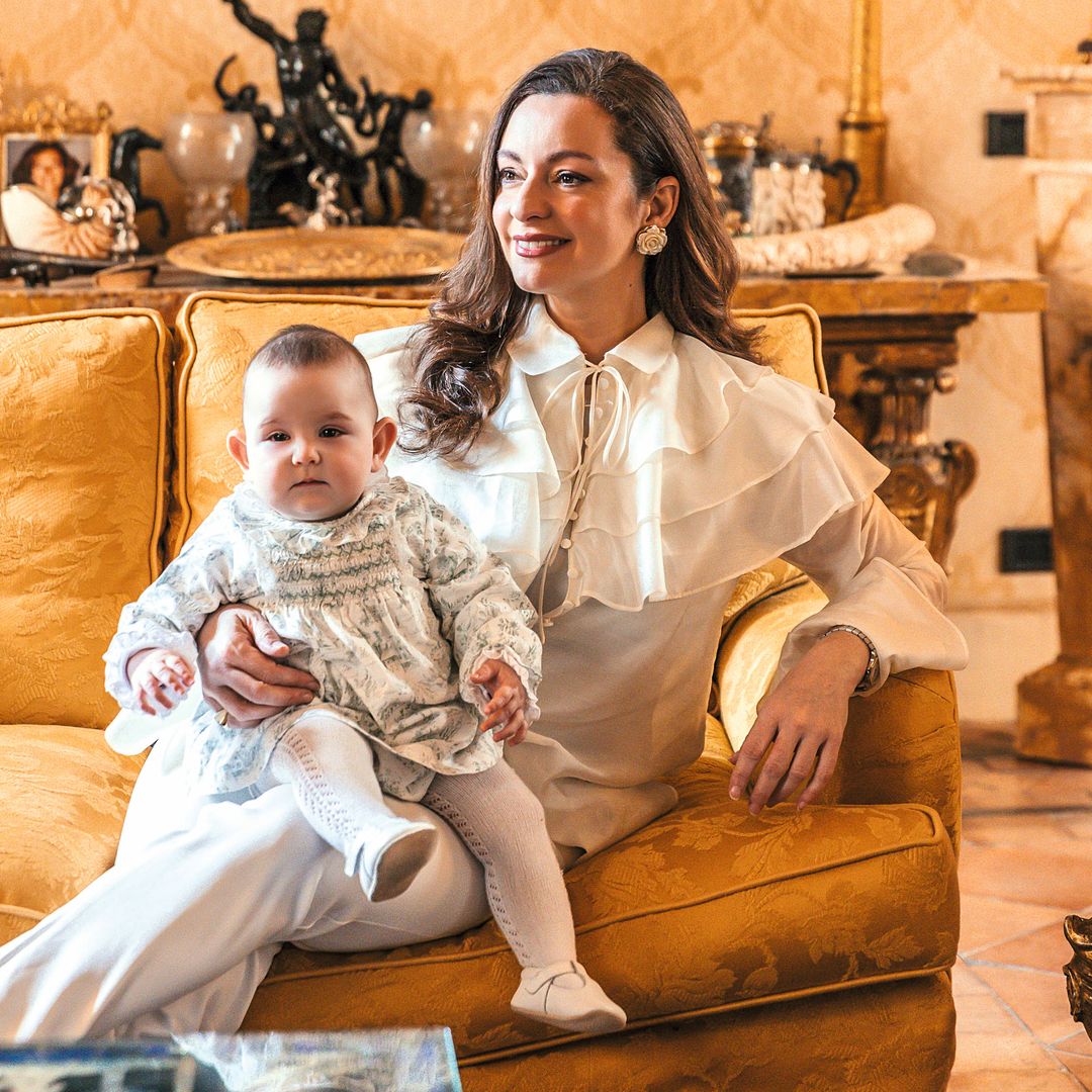 HOLA + El Gran Duque Jorge Románov de Rusia heredero de una dinastía de leyenda, nos recibe con su mujer, Victoria, y sus hijos, en su histórico “palazzo” del siglo XVI, en Roma