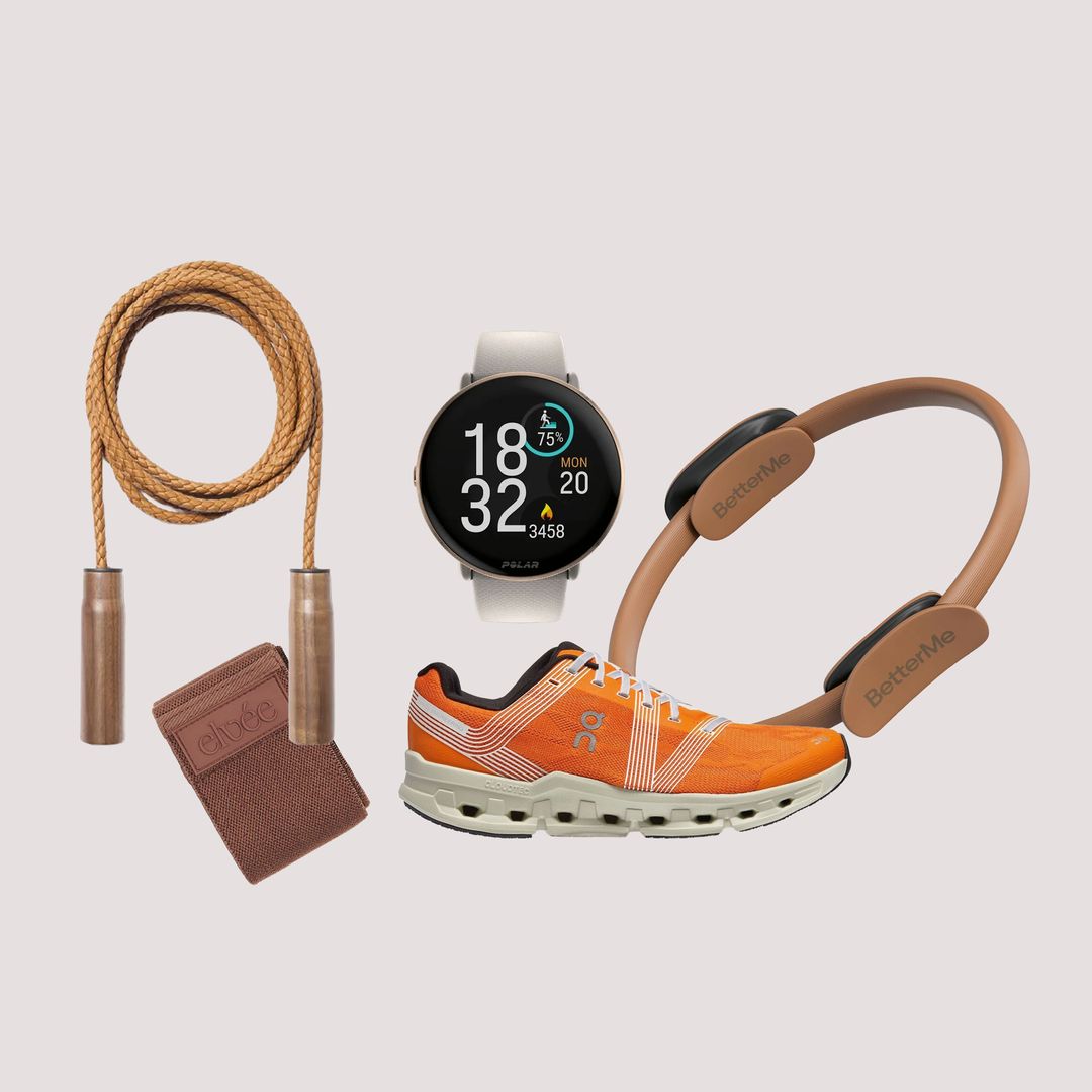 De izqda. a dcha. Comba de piel para entrenar los gemelos (c.p.v.), de Poltrona Frau / Reloj de actividad para controlar tu rendimiento (339,90 €), de Polar / Aro de pilates que te ayuda tanto a ejecutar sentadillas como a fortalecer antebrazos (198 €), de BetterMe / Anda elástica para un mayor estímulo muscular (59 €), de Elvée / Deportiva (149,95 €), de On en EL Corte Inglés