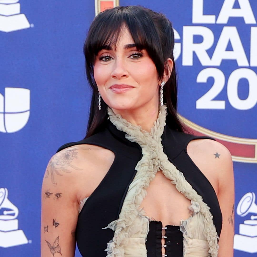 El maquillaje romántico de Aitana en los Latin Grammy con las pecas falsas que rejuvenecen 5 años