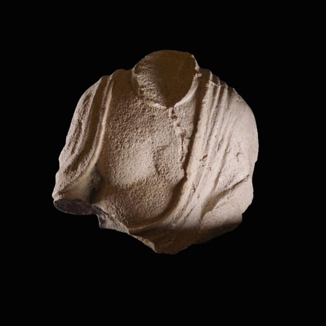 La historia de Dor, el niño que buscaba piedras para clase en el desierto y encontró una escultura de hace unos 1.700 años