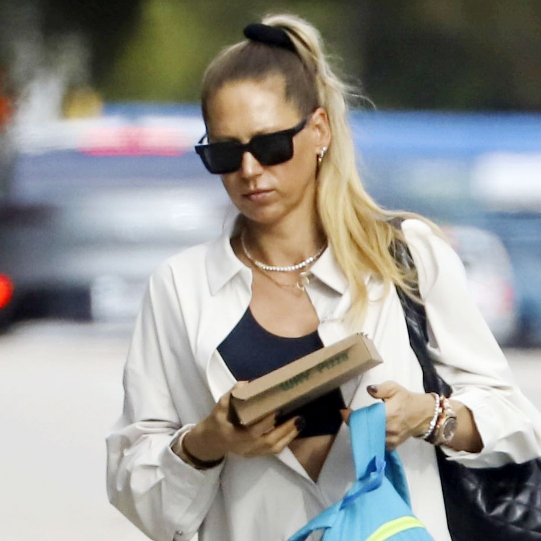 Anna Kournikova desafía a los paparazzi con un ingenioso truco para camuflar su embarazo