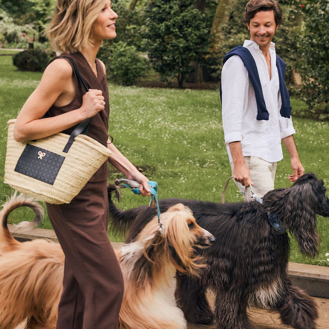 Inés y Rafa de Cominges paseando a sus perros