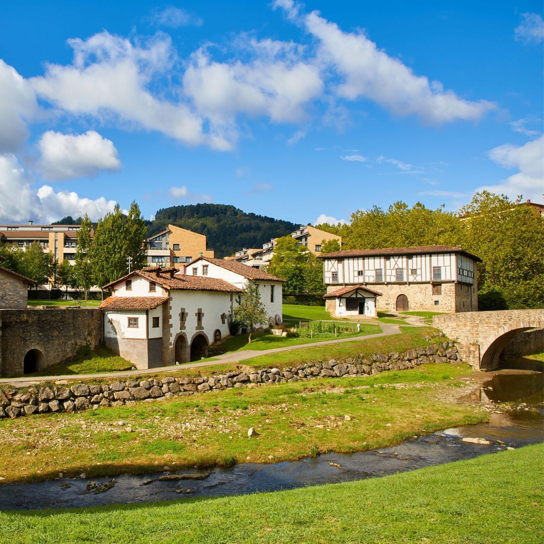 El pueblo donde nació Karlos Arguiñano: rodeado de naturaleza y con un precioso complejo medieval