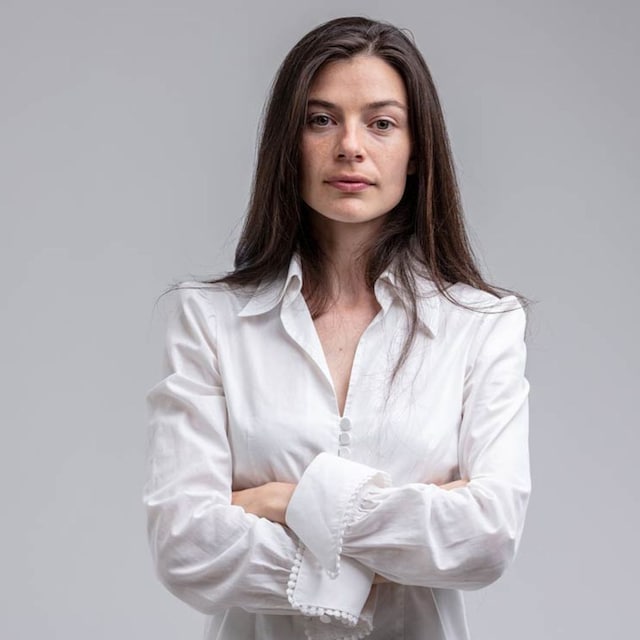 mujer seria
