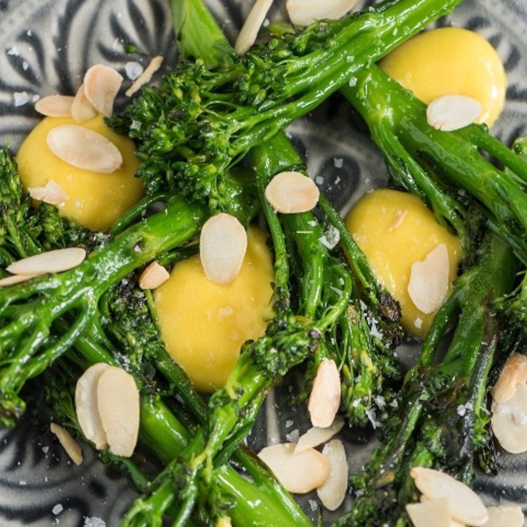 Ensalada de 'bimi' con almendras