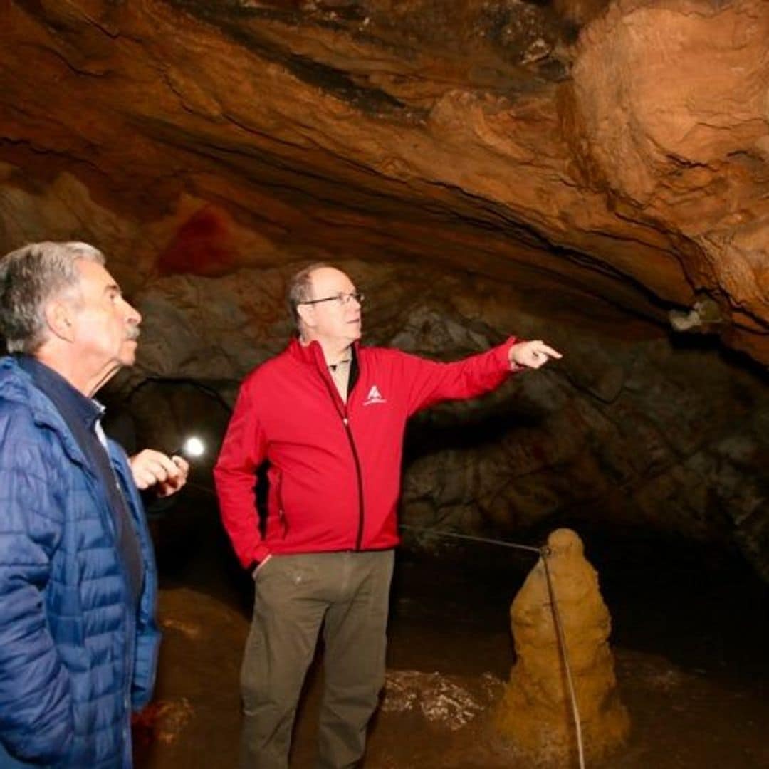 Alberto de Mónaco y Miguel Ángel Revilla durante la visita del monarca a las cuevas de Monte Castillo, Puente Viesgo