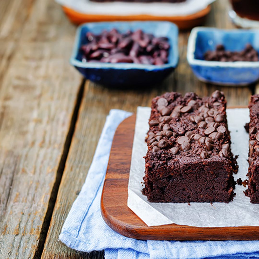 ‘Brownie’ de galletas y lacasitos, un postre que encantará a tus hijos