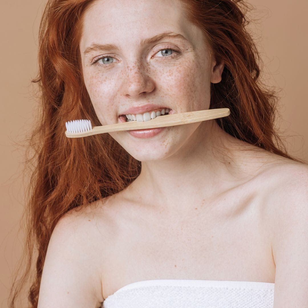 Pasta de dientes blanqueadora: por qué no todas son seguras y qué debes mirar antes de usarlas