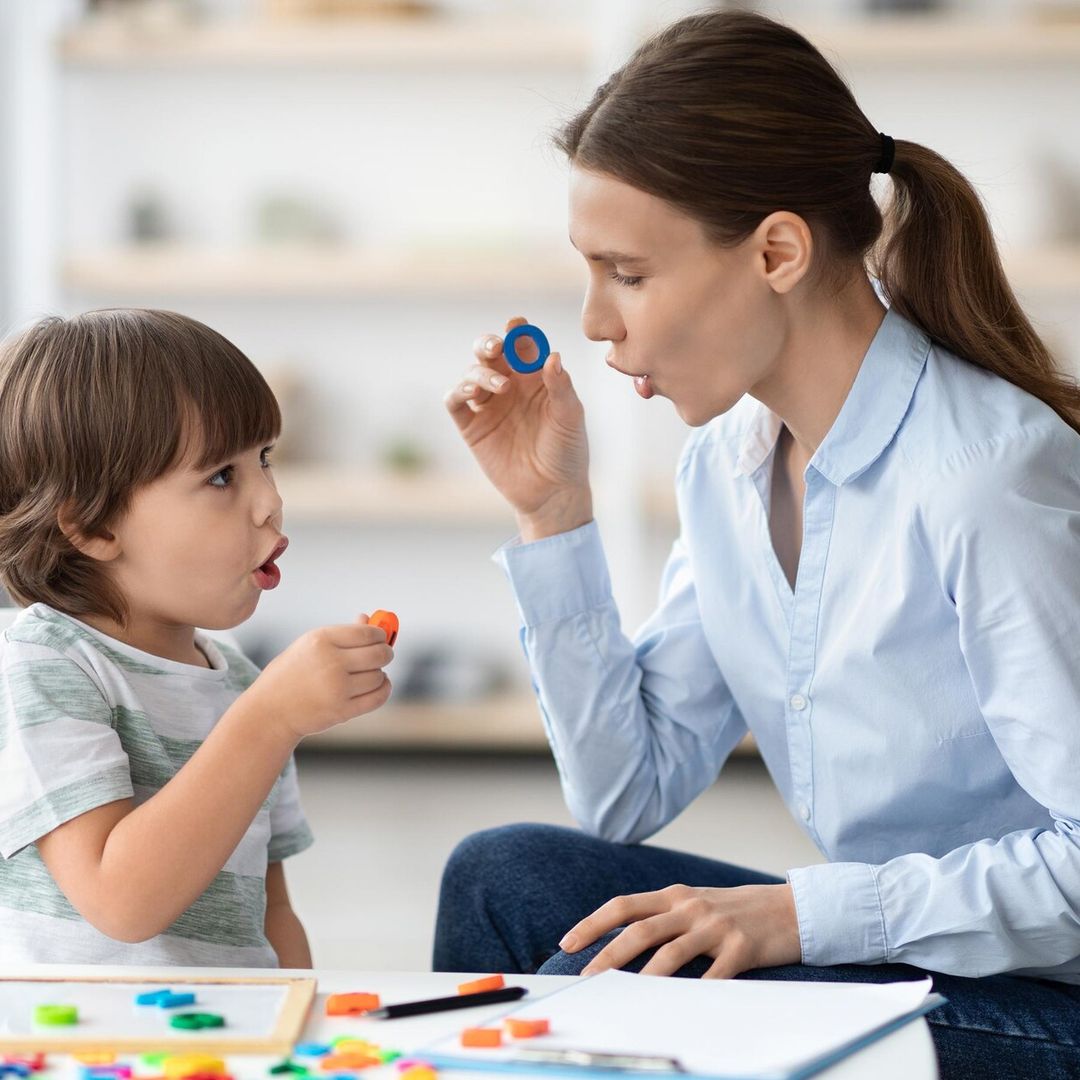 ¿Existe relación entre las dificultades del habla y los problemas con la alimentación?