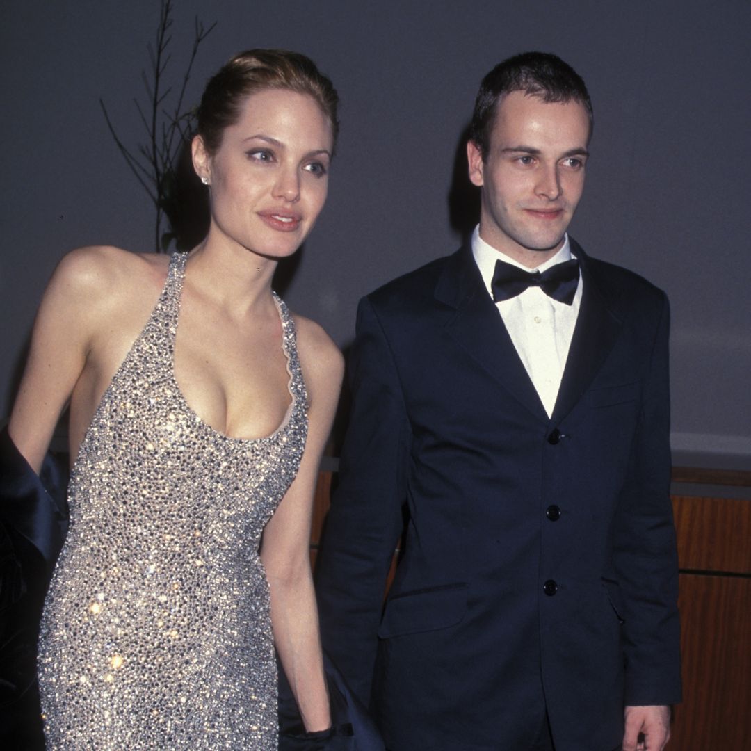 El primer marido de Angelina Jolie, Jonny Lee Miller (53), está irreconocible en la última foto publicada junto a su hijo