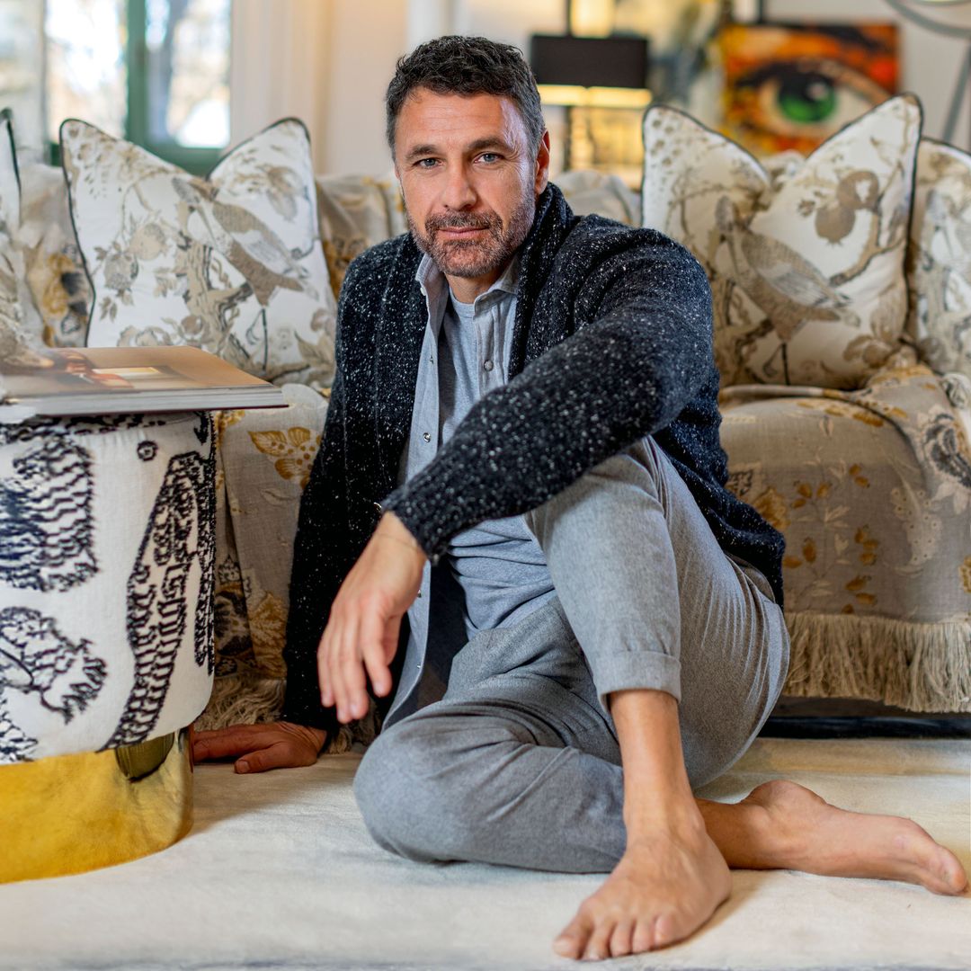 El actor italiano Raoul Bova, protagonista de 'Emily in Paris', nos abre las puertas de su casa secreta entre las montañas y el Lago del Salto