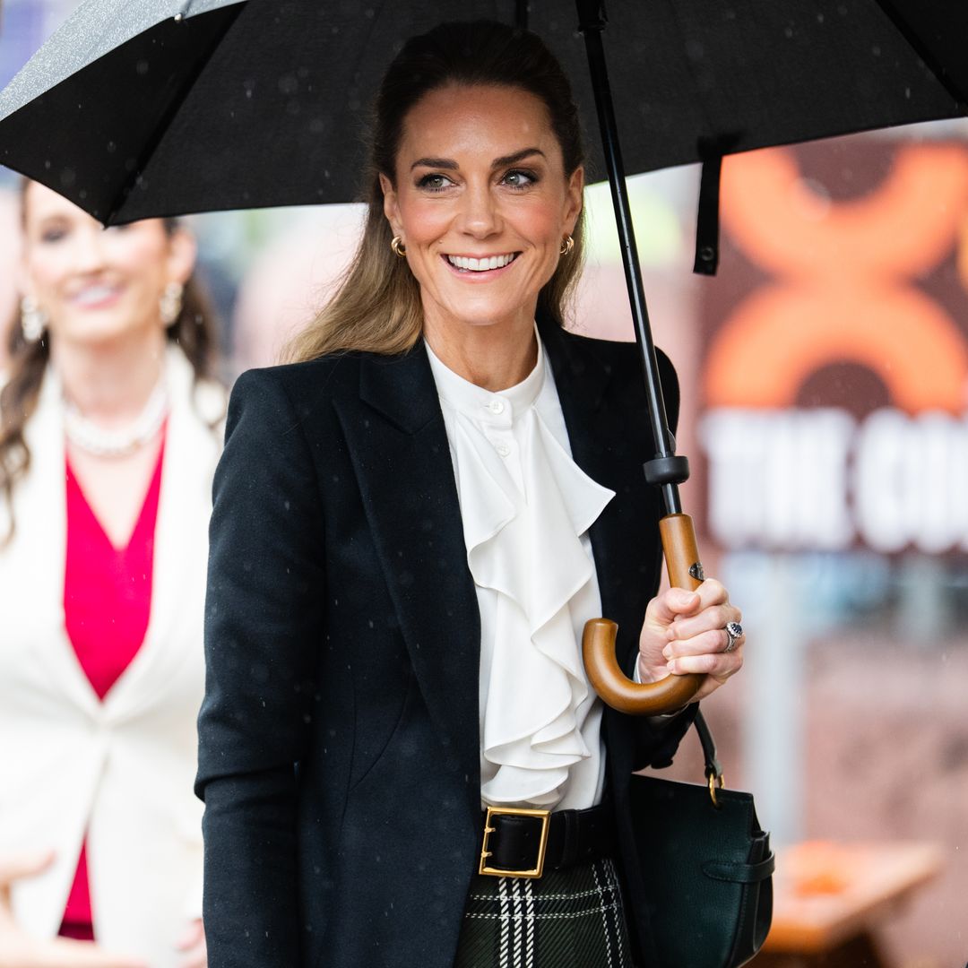 Kate Middleton nos enseña cómo llevar blusas de abuela de la forma más elegante en otoño 2026