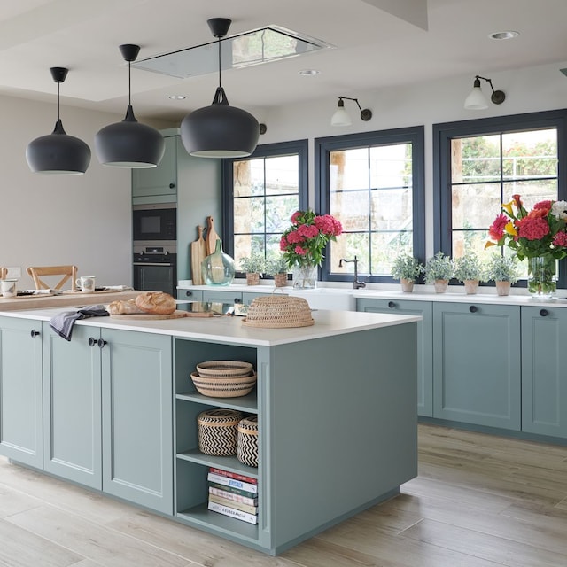 Cocina rústica con muebles en color azul