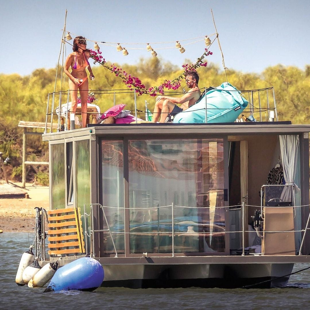 Una casa barco y mucho amor: las originales vacaciones de María José Suárez y Álvaro Muñoz Escassi
