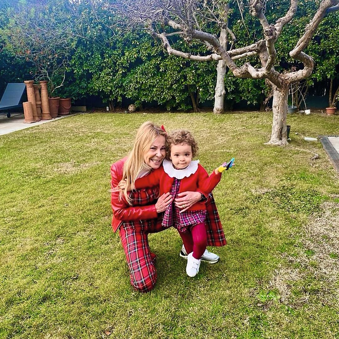 Ana Obregón con la pequeña Anita en el jardín