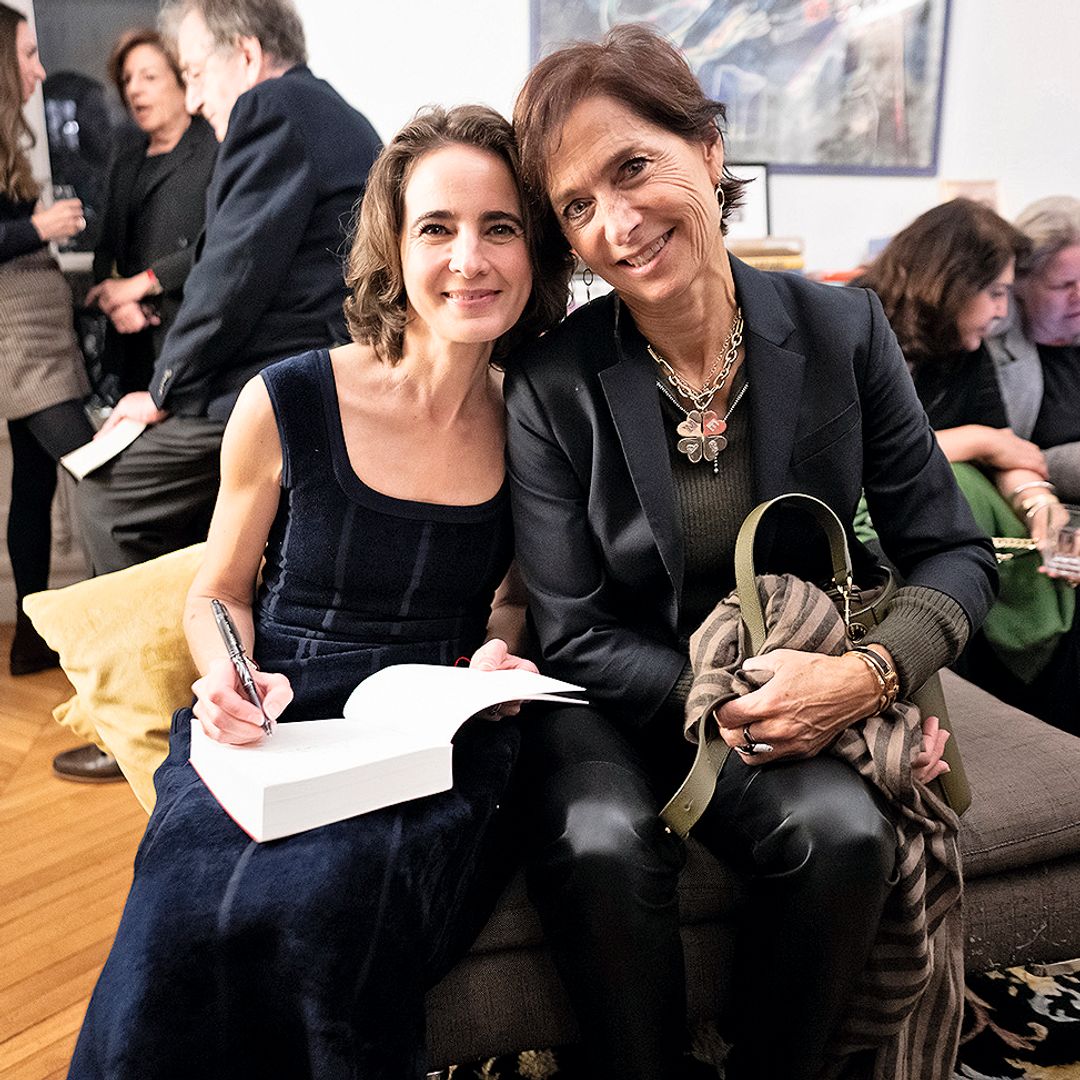 Laurence firmando libros y con la escritora afgana Chékéba Hachemi, que colabora con la ex gran duquesa Maria Teresa de Luxemburgo en su fundación Stand Speak Rise Up! 