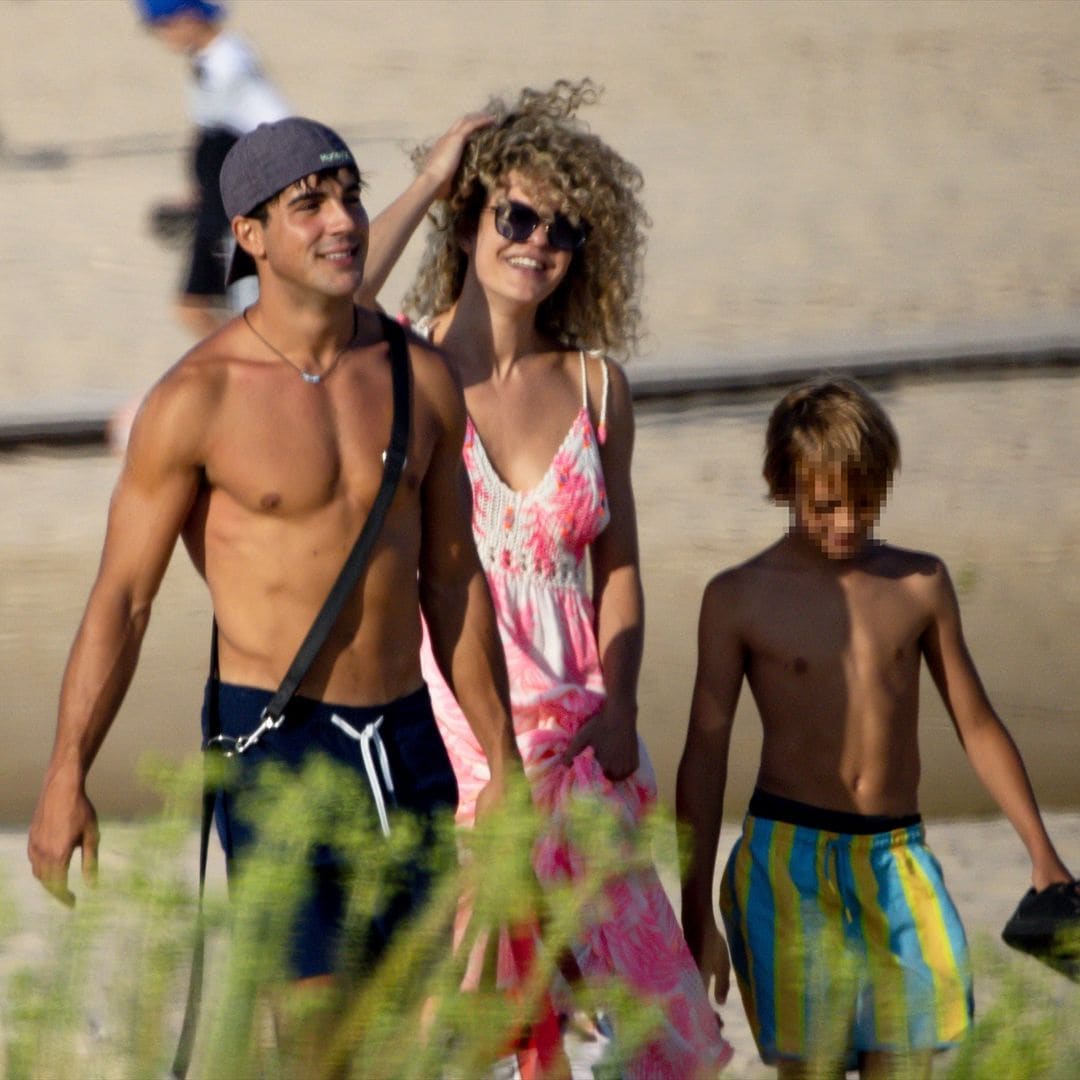 Sheila Casas se refugia en su hermano Óscar tras la ruptura con Escassi: las imágenes de su escapada a la playa