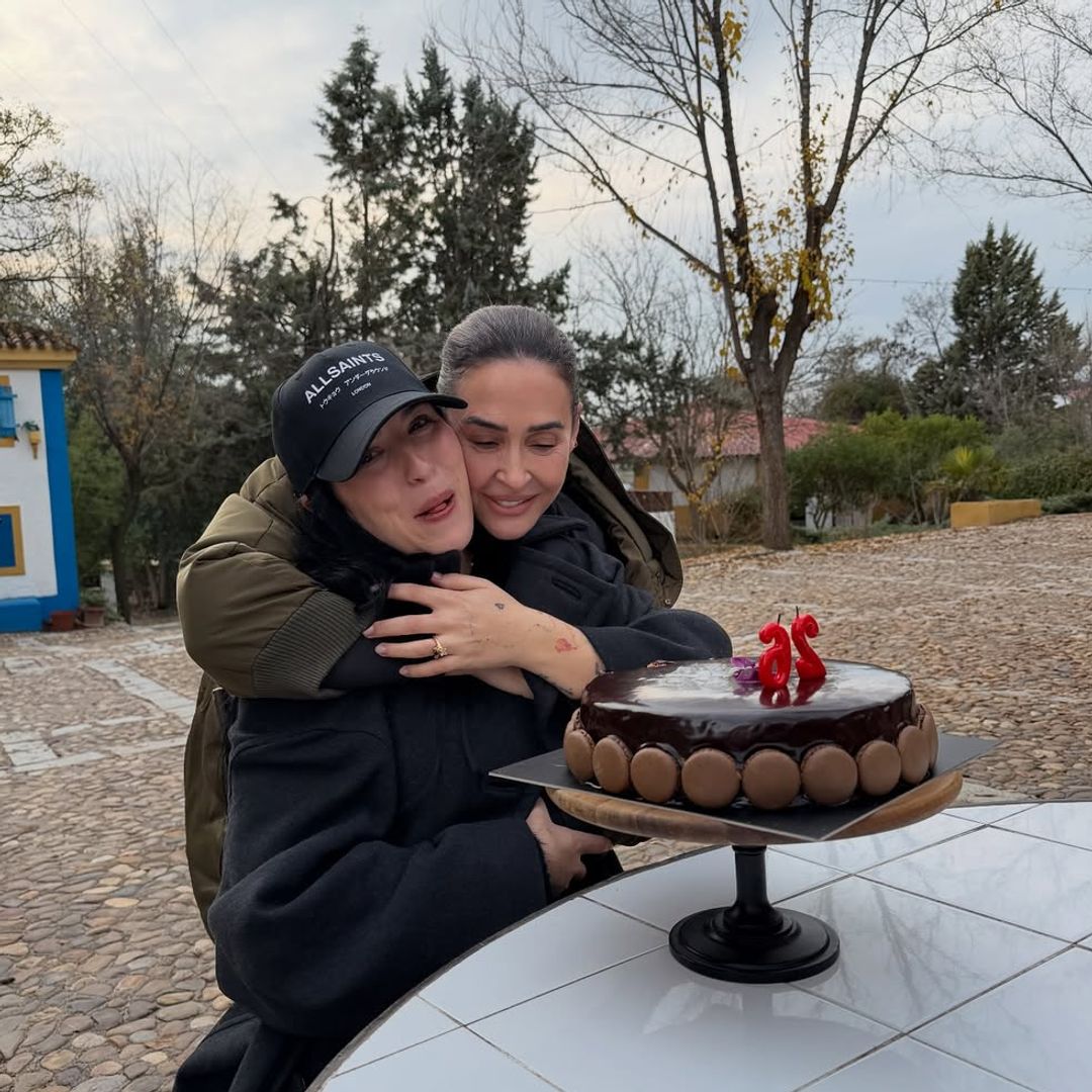 La fiesta sorpresa de Alba, hija de 'El Cordobés' y Vicky Martín Berrocal, junto a su novio, sus padres, sus hermanos y Virginia Troconis